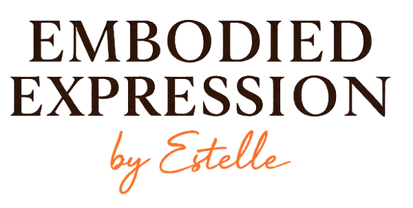Het logo: Embodied Expression by Estelle, in donkerbruine hoofdletters met &lsquo;by Estelle&rsquo; in oranje handschrift