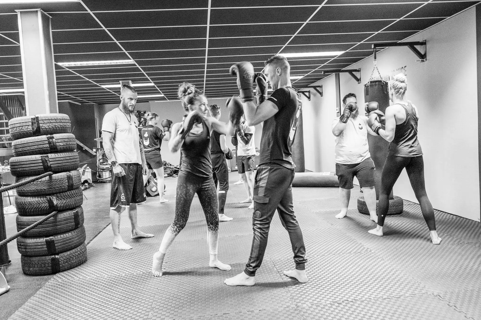 Groepsles kickboksen bij Fitfabriek de Baard, in zwart-wit