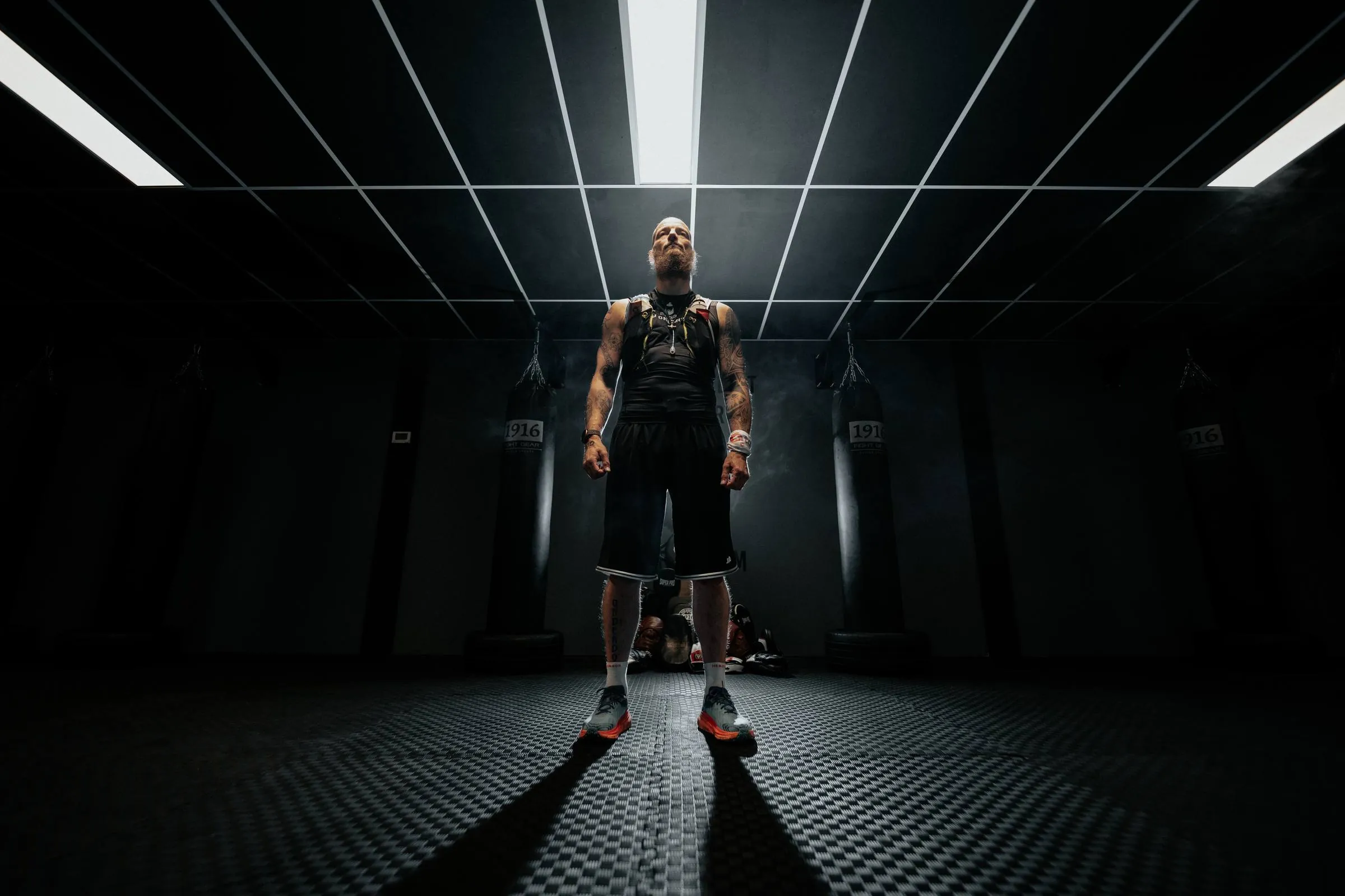 Ralf, oprichter van Fitfabriek de Baard, midden in de lege zaal