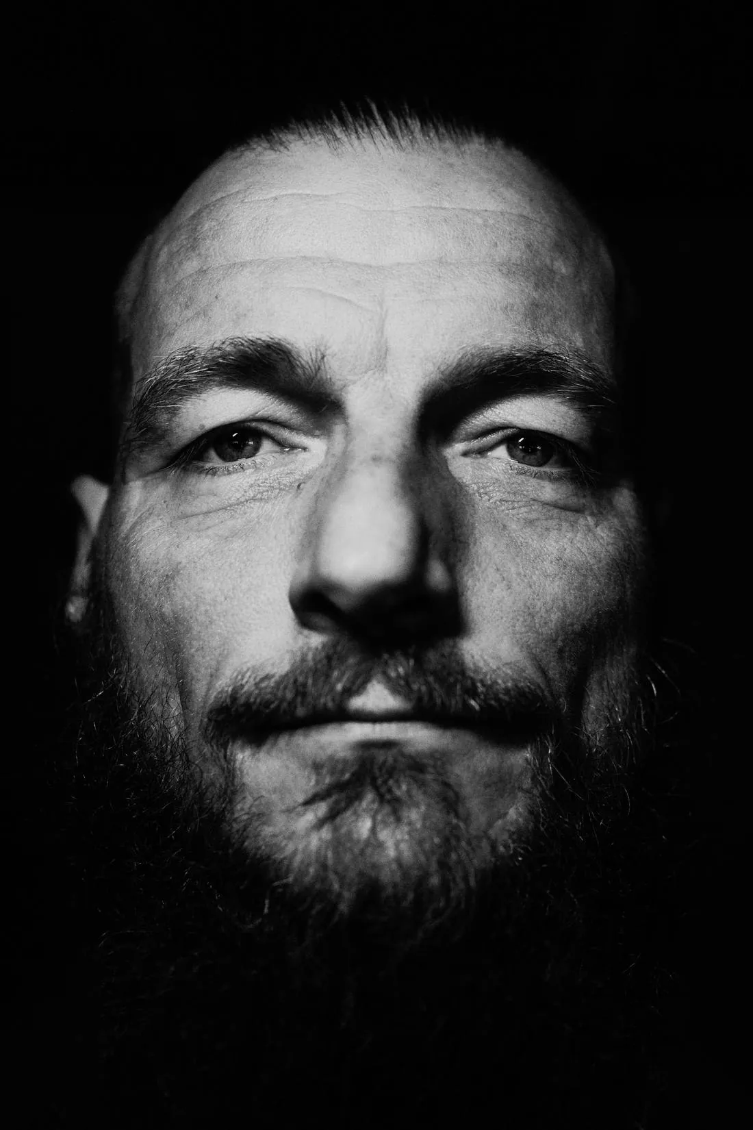 Portret van Ralf, oprichter van Fitfabriek de Baard, in zwart-wit