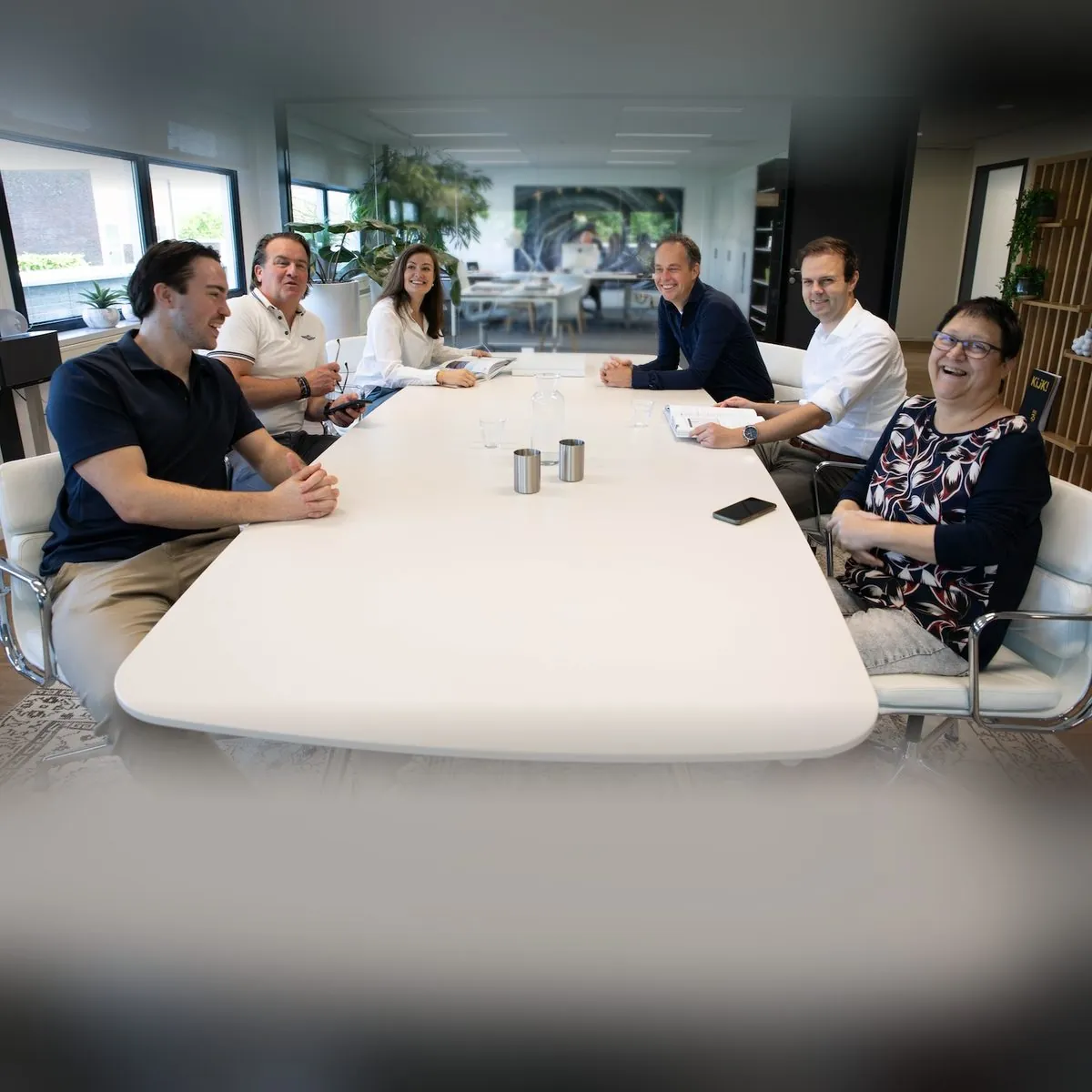 Het team van K&ouml;nig Wevers Advocaten aan de vergadertafel op kantoor